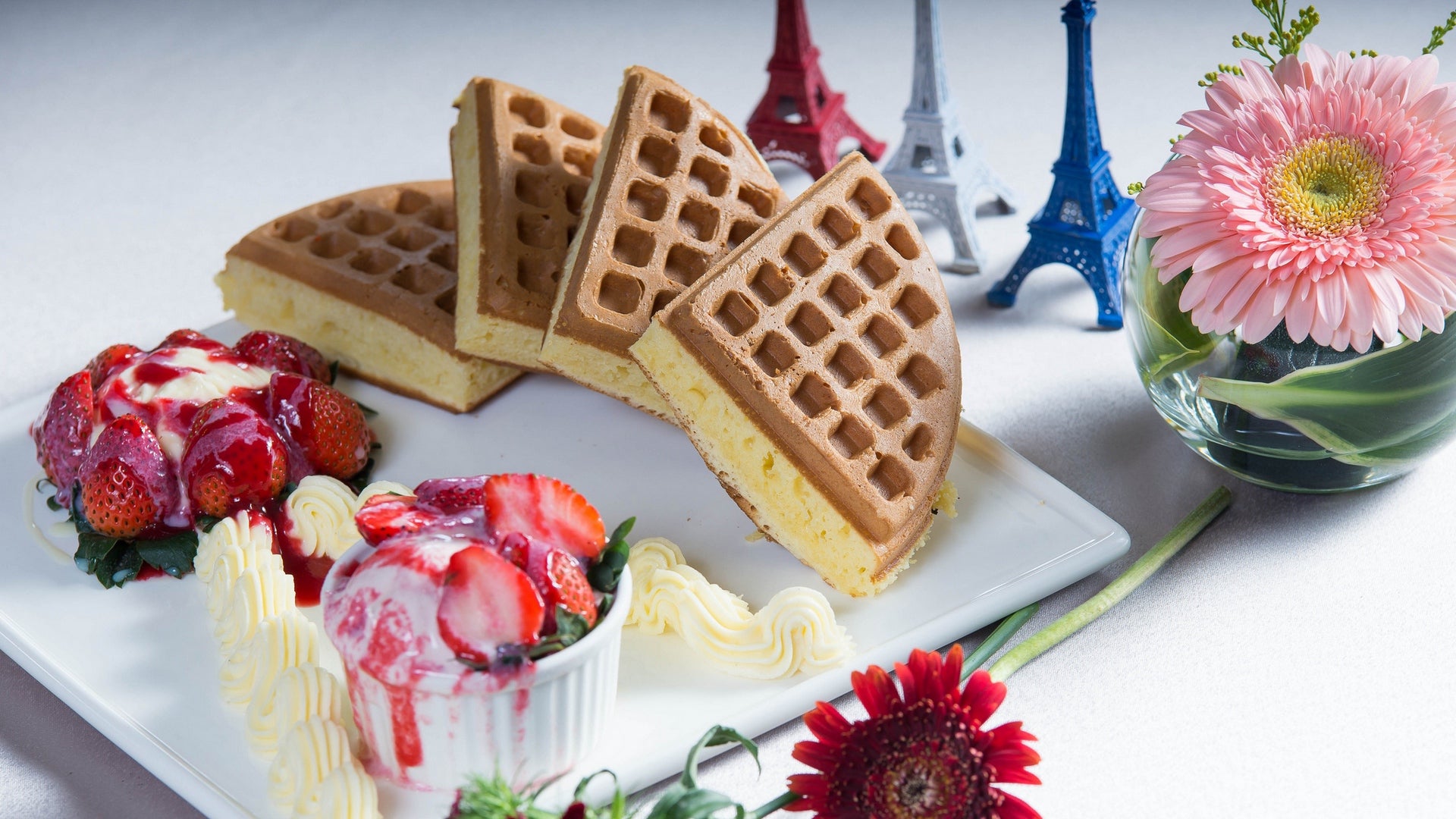 Strawberry flavour ice cream in bowl